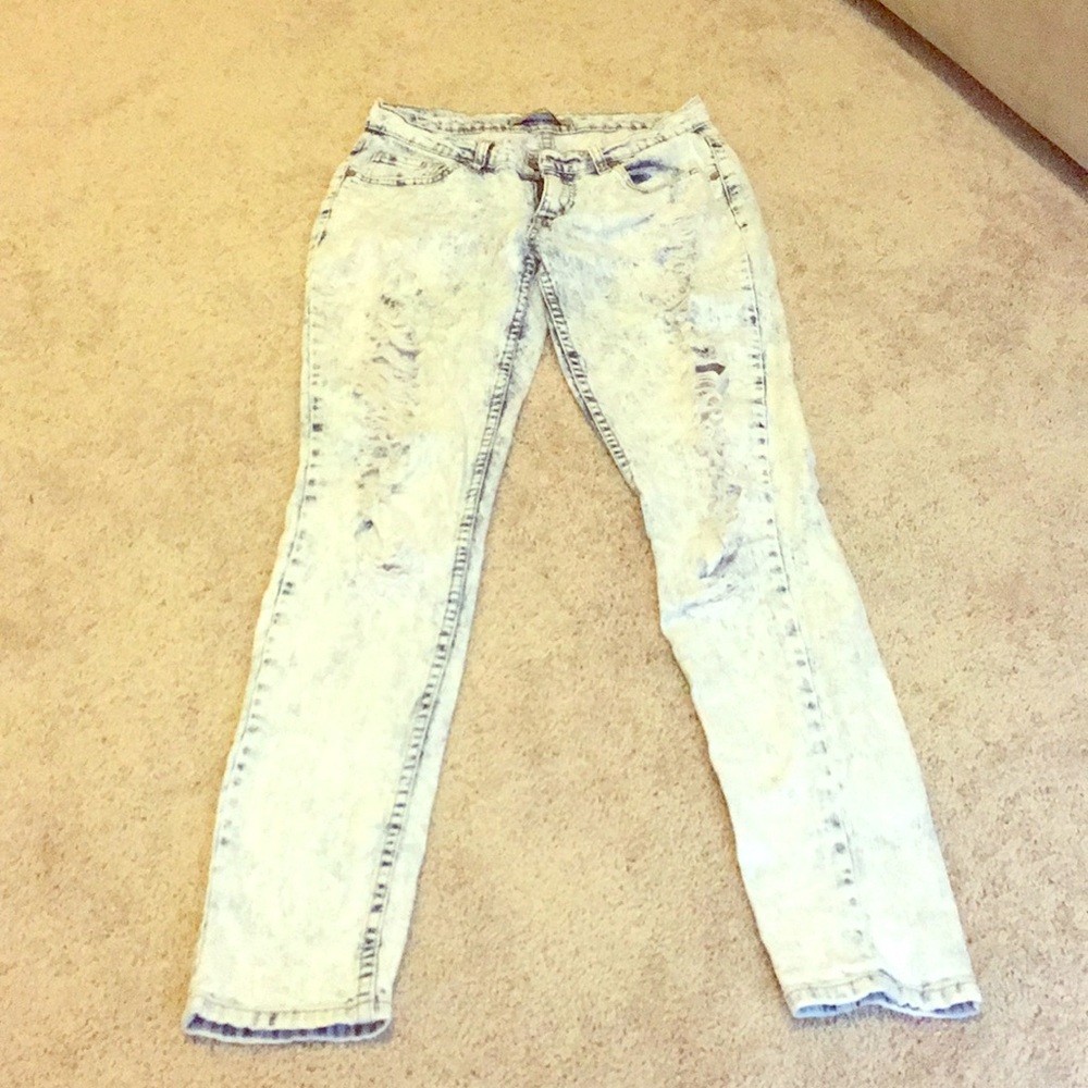 Distressed LOLO jeans